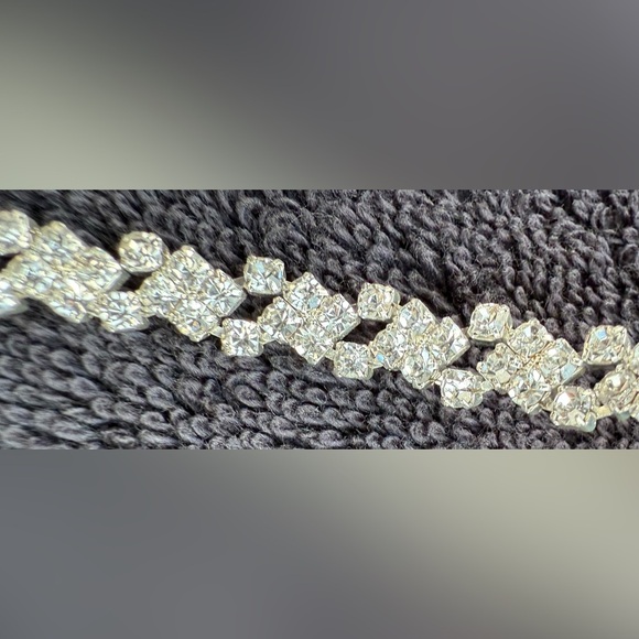 Claire's Silver Crystal Teardrop V-Neck Necklace and Earring Set - Picture 11 of 12